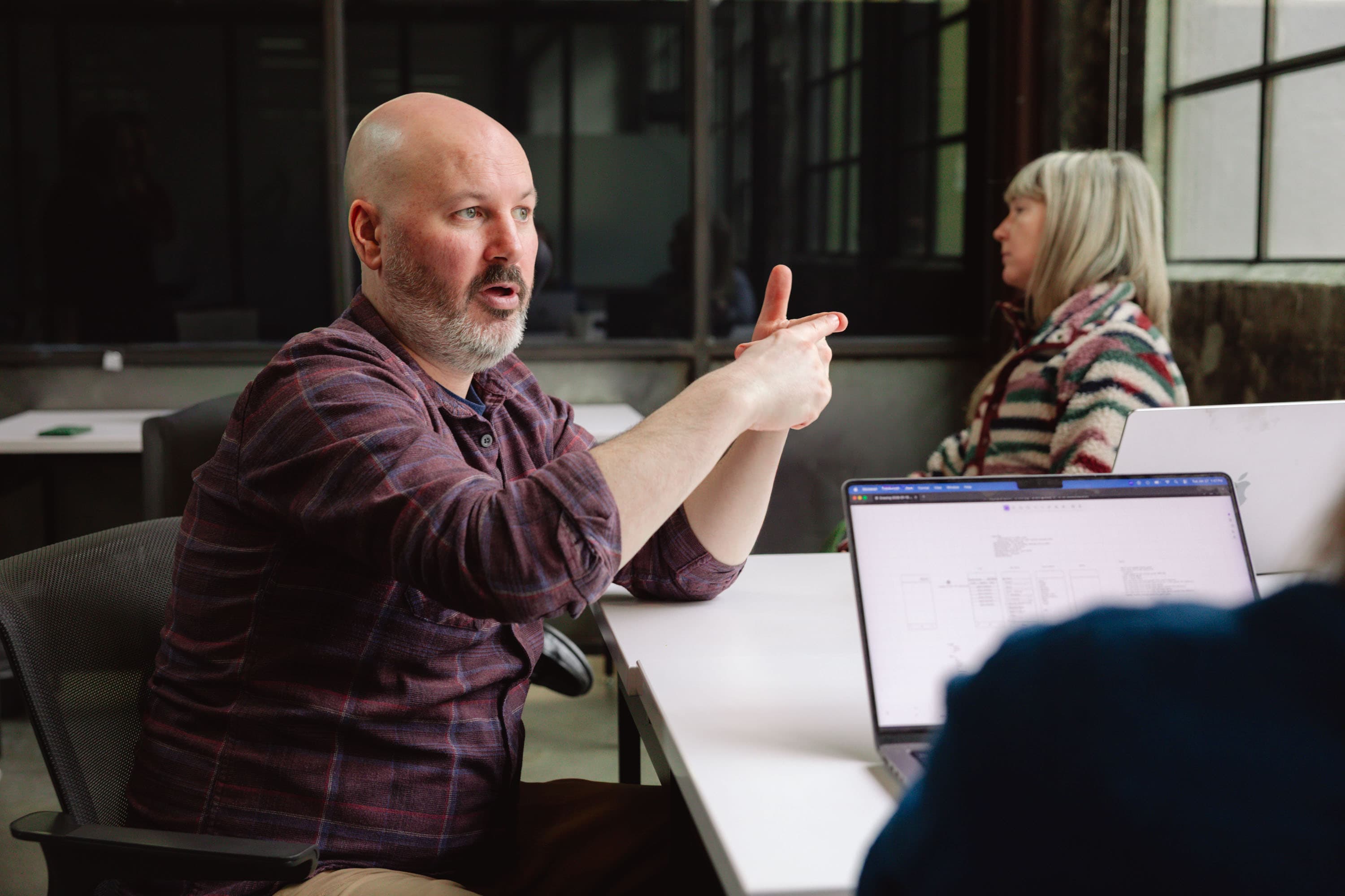 Senior consultant discussing findings with team